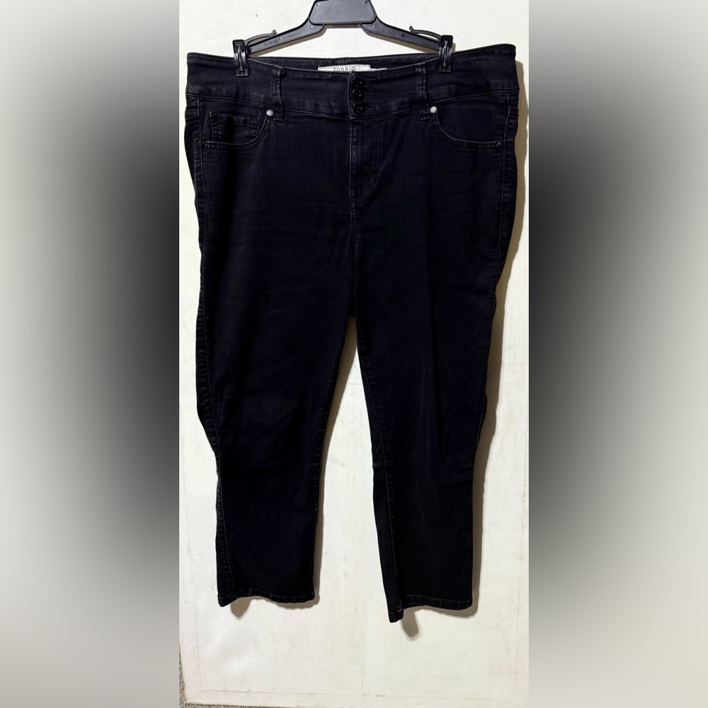 Torrid Denim Black Jegging Cropped Jeans